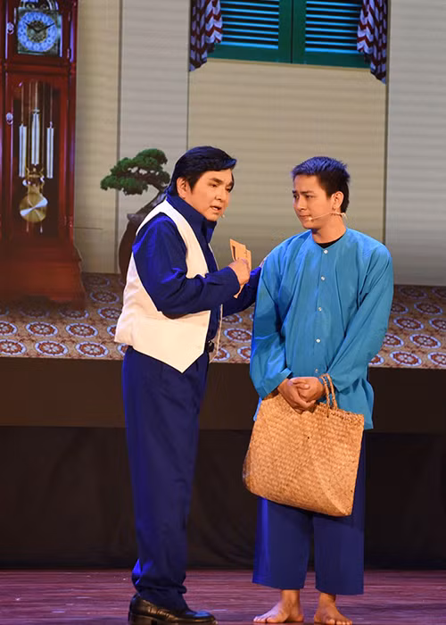 Hình ảnh con nuôi Hoài Linh trong vở cải lương "Lan và Điệp".