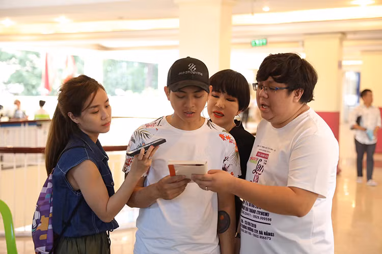 Khi trở lại showbiz, Hoài Lâm được bà xã ủng hộ hết mình.