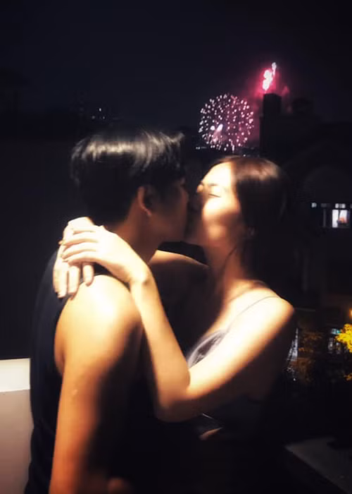 Năm 2016, Ngọc Lan và Thanh Bình công khai hẹn hò. Kể từ đó, cả hai thường xuyên dành cho nhau những lời có cánh, chia sẻ vô số những khoảnh khắc ngọt ngào bên nhau.