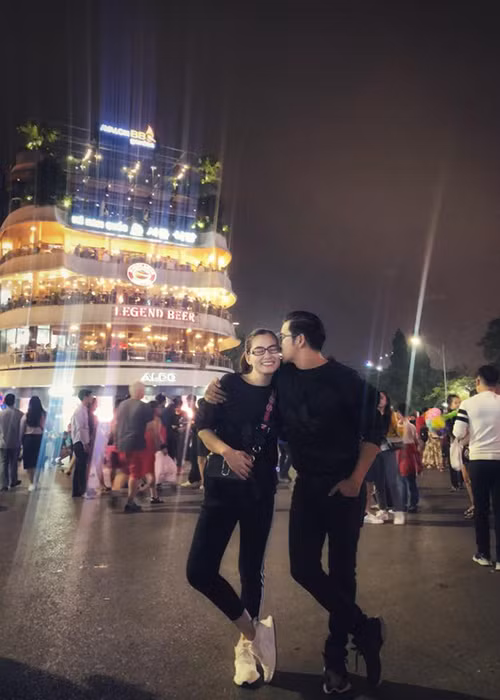 Lễ ăn hỏi của cặp đôi diễn ra vào tháng 7/2016. Đến tháng 12/2017, Ngọc Lan sinh con trai đầu lòng.