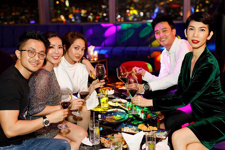 Nữ siêu mẫu còn hài hước đáp trả: "Các bạn muốn đăng mà không xin hình đẹp. Hình kia ăn ngon quá nên không em nào đẹp hết".