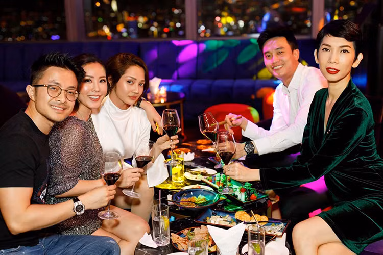 Nữ siêu mẫu còn hài hước đáp trả: "Các bạn muốn đăng mà không xin hình đẹp. Hình kia ăn ngon quá nên không em nào đẹp hết".