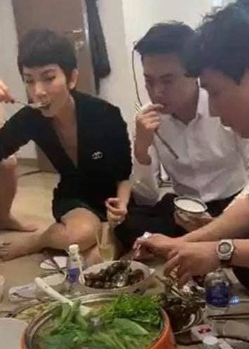 Tin đồn Xuân Lan và Quốc Trường hẹn hò bí mật xuất phát từ hình ảnh siêu mẫu đặt tay lên đùi nam diễn viên tại buổi tiệc. Ảnh: Zing