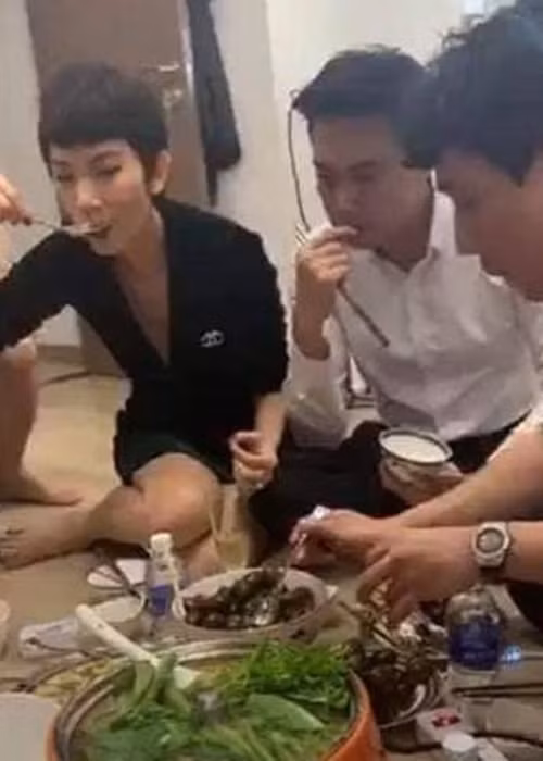 Tin đồn Xuân Lan và Quốc Trường hẹn hò bí mật xuất phát từ hình ảnh siêu mẫu đặt tay lên đùi nam diễn viên tại buổi tiệc. Ảnh: Zing