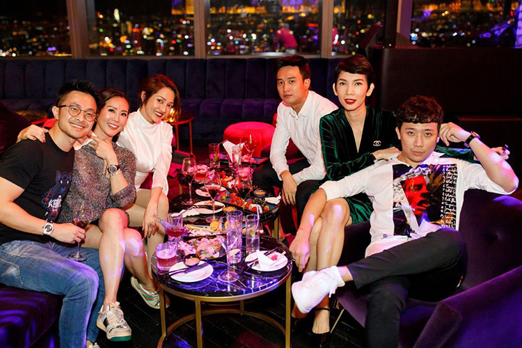 Theo Zing, Vũ của "Về nhà đi con" cho biết, hành động Xuân Lan để tay lên đùi mình rất bình thường, chỉ thể hiện sự thân thiết.