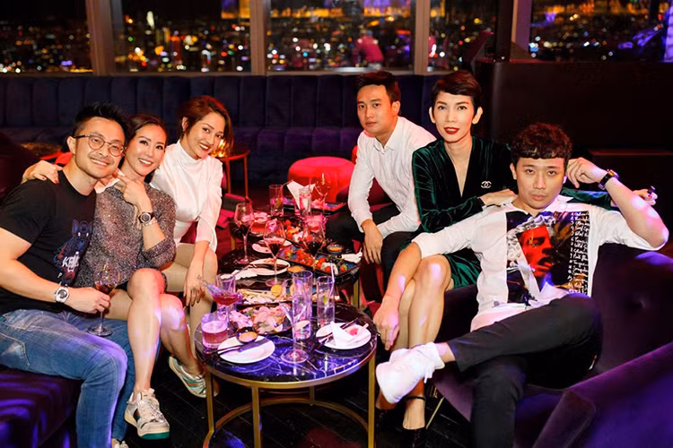 Theo Zing, Vũ của "Về nhà đi con" cho biết, hành động Xuân Lan để tay lên đùi mình rất bình thường, chỉ thể hiện sự thân thiết.