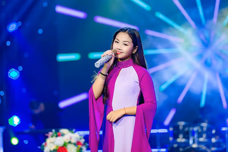 Khánh An sinh năm 2006 tại Hà Nội. Em từng tham gia Người hùng tí hon, lọt top 10 Thần tượng Tương lai mùa đầu tiên.