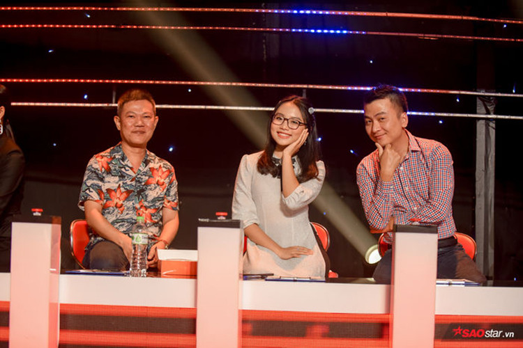 Phương Mỹ Chi thẳng thắn nhận xét Khánh An hát chưa rõ trong khi dòng nhạc quê hương thiên về cảm xúc, để cảm nhận được cảm xúc thì khán giả cần nghe rõ lời. Ảnh: Saostar