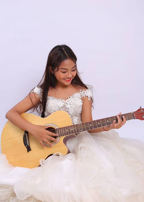 Khánh An được chú ý nhờ giọng hát cảm xúc khi trình bày những ca khúc mang đậm âm hưởng dân ca trữ tình.