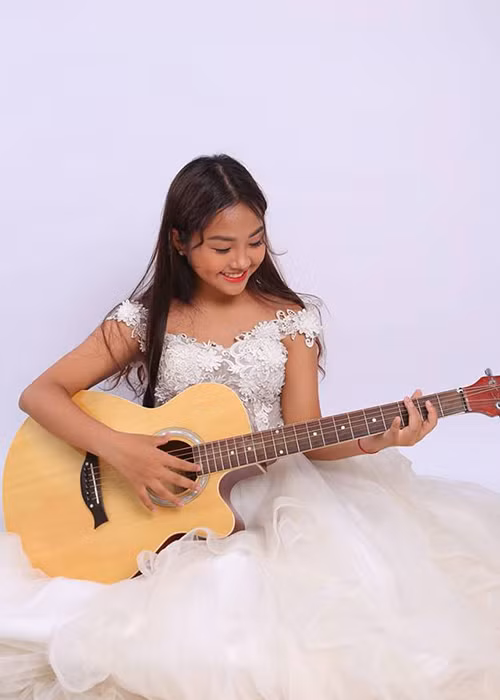 Khánh An được chú ý nhờ giọng hát cảm xúc khi trình bày những ca khúc mang đậm âm hưởng dân ca trữ tình.