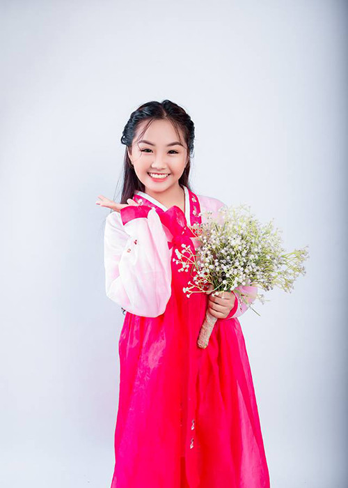 Ở tuổi 13, Khánh An vẫn nhí nhảnh, hồn nhiên. Mời quý độc giả xem video "Phương Mỹ Chi ký hợp đồng độc quyền với ca sĩ Quang Lê". Nguồn Youtube/vtc