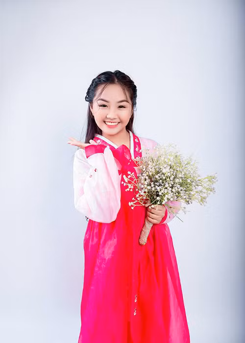 Ở tuổi 13, Khánh An vẫn nhí nhảnh, hồn nhiên. Mời quý độc giả xem video "Phương Mỹ Chi ký hợp đồng độc quyền với ca sĩ Quang Lê". Nguồn Youtube/vtc