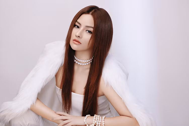 Lâu nay, Thu Phương không thích hình ảnh Ngọc Trinh nhưng vì nể ông bầu Vũ Khắc Tiệp nên không động chạm đến đàn em. Chỉ đến khi Ngọc Trinh diện chiếc váy hở hang tại Cannes, Vũ Thu Phương nhận thấy cần phải lên tiếng.