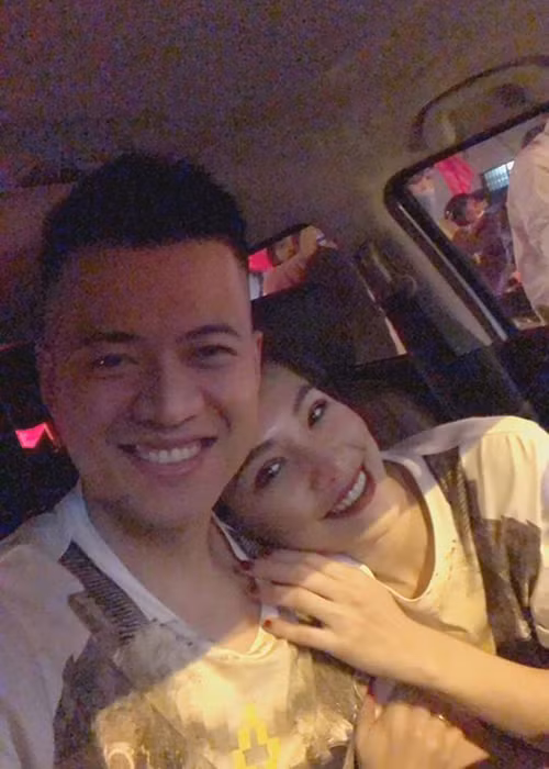 Trong 4 năm qua, giữa ồn ào giật chồng, Lưu Đê Ly vẫn khoe những khoảnh khắc tình tứ bên Huy DX. Chính vì vậy, cô bị nhiều khán giả ném đá, thậm chí bị tẩy chay.