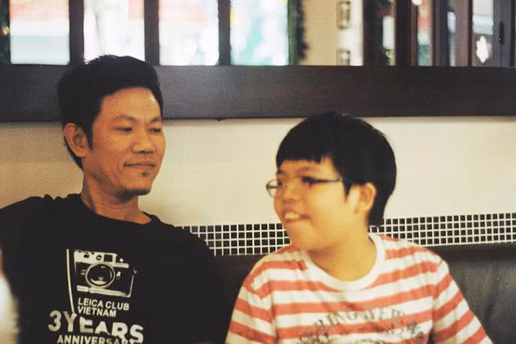 Trải qua cuộc hôn nhân không hạnh phúc, Quốc Bảo gà trống nuôi con cho đến nay.