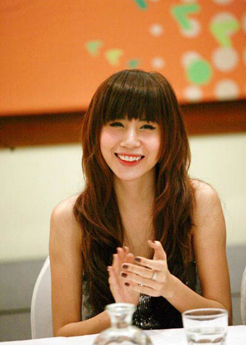 Khoảng thời gian 2005 - 2007, Thủy Tiên được Quốc Bảo giúp đỡ phát hành CD. Theo lời kể của Thủy Tiên, cả hai hẹn hò sau một thời gian ngắn làm việc chung. Ảnh: Khám phá