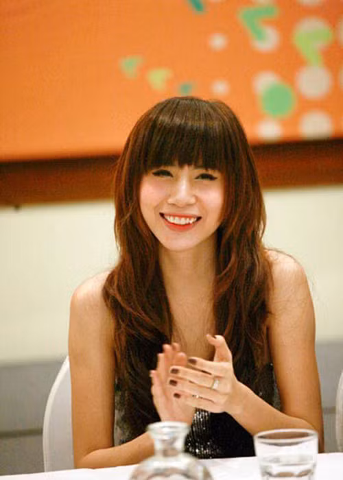 Khoảng thời gian 2005 - 2007, Thủy Tiên được Quốc Bảo giúp đỡ phát hành CD. Theo lời kể của Thủy Tiên, cả hai hẹn hò sau một thời gian ngắn làm việc chung. Ảnh: Khám phá