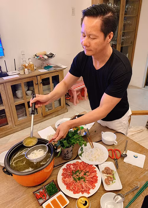 Từ lúc kết hôn với Phan Như Thảo, anh trở nên giản dị, dễ gần với công chúng.