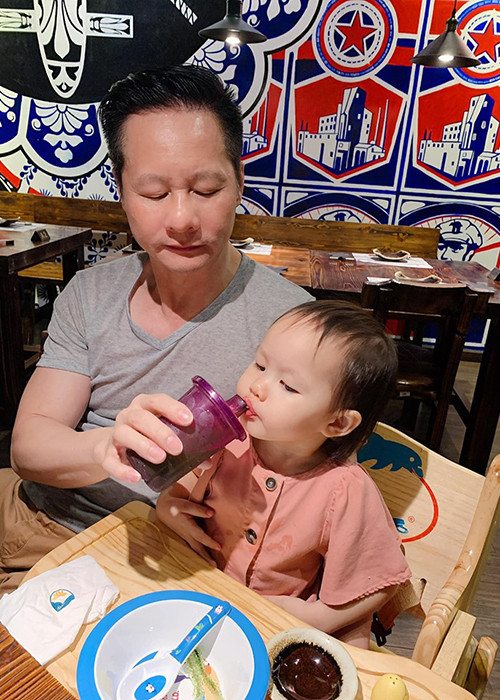 Theo lời kể của Phan Như Thảo, một ngày của chồng chỉ quanh quẩn với chuyện con cái, cơm nước từ 7h30 sáng đến 9h tối.