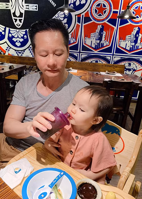 Theo lời kể của Phan Như Thảo, một ngày của chồng chỉ quanh quẩn với chuyện con cái, cơm nước từ 7h30 sáng đến 9h tối.