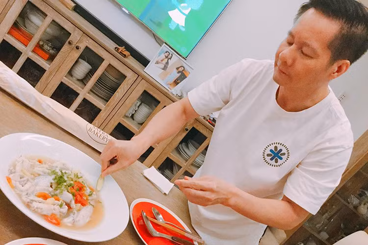 Nam doanh nhân sử dụng mạng xã hội thường xuyên để cập nhật hình ảnh của mình và gia đình.