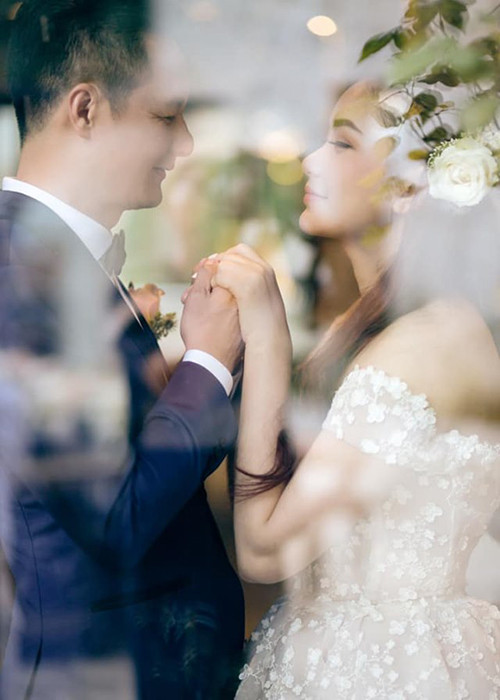 "Tôi chỉ cho chồng mình một gia đình, còn lại anh ấy tự học làm chồng làm cha và hạnh phúc với điều đó", người đẹp chia sẻ trên Tri thức trẻ.