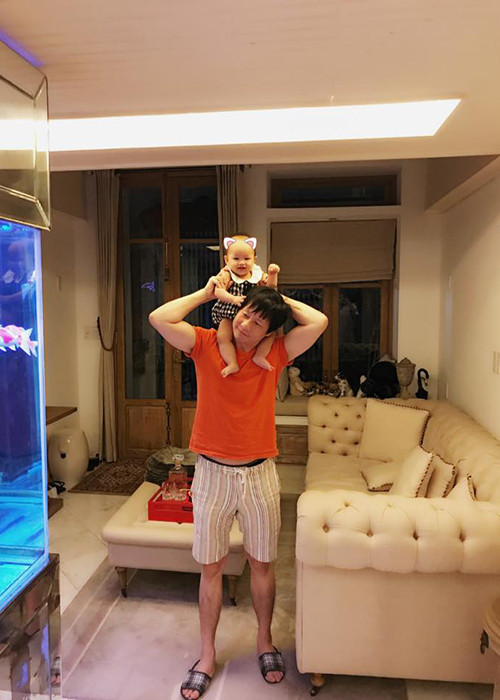 Đại gia Đức An luôn tự tay chăm sóc con gái.