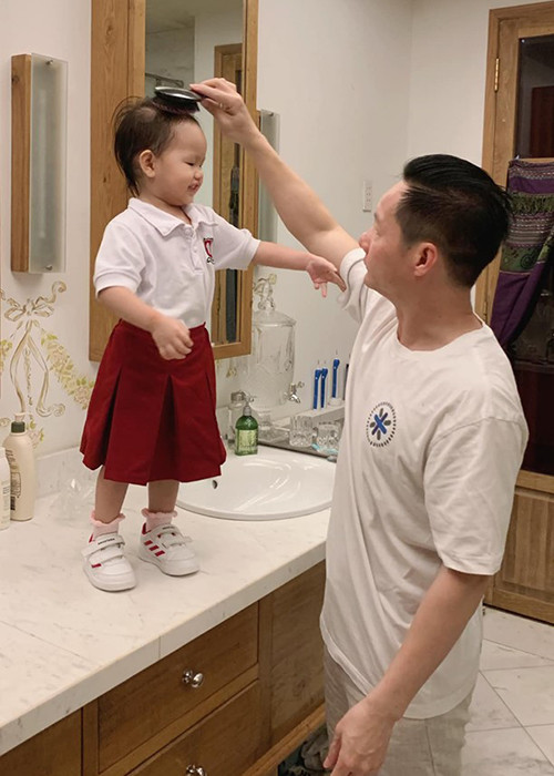 Phan Như Thảo còn chia sẻ, thú vui của chồng mỗi ngày khi con đi học chỉ là ở nhà ngắm hoa, nghe chim hót, còn mọi thứ sân si anh dẹp bỏ.