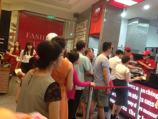 Khu vực phục vụ thức ăn nhanh quá tải.