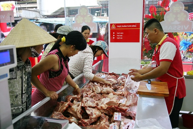 Thịt heo cũng tăng giá mạnh do sau dịch tả heo châu Phi, lượng heo thiếu hụt nhiều, người nuôi không dám tái đàn. Sườn non 160.000 đồng/kg, cốt lếch 100.000 đồng/kg, ba rọ rút sườn 165.000 đồng/kg...