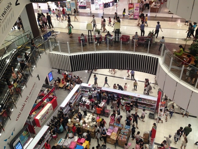 Các trung tâm thương mại như Aeon, Vincom... cũng đông nghẹt khách vào ăn uống, dạo chơi.