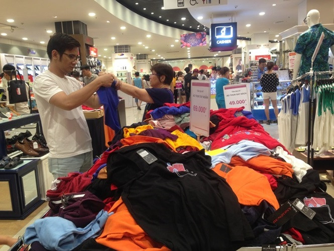 Quần áo thời trang dịp Quốc khánh 2/9 này cũng đẩy mạnh chương trình "xả, xổ" hút khách mua sắm.