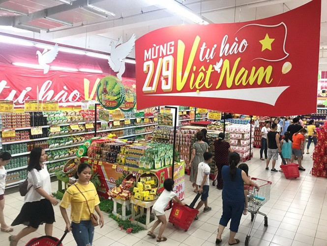 Ông Vũ Thanh Tân, đại diện truyền thông Big C chia sẻ, siêu thị đã chuẩn bị hàng hóa tăng 50% so với ngay thường, mở 100% quầy tính tiền, chuẩn bị thêm các quầy di động phòng khi khách hàng đến quá đông. Hệ thống này còn giảm giá đến 49% hàng ngàn sản phẩm tại siêu thị.