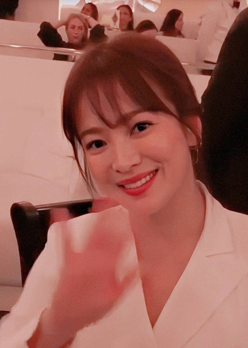 Những nếp nhăn quanh miệng của Song Hye Kyo lộ rõ. Ảnh: QQ