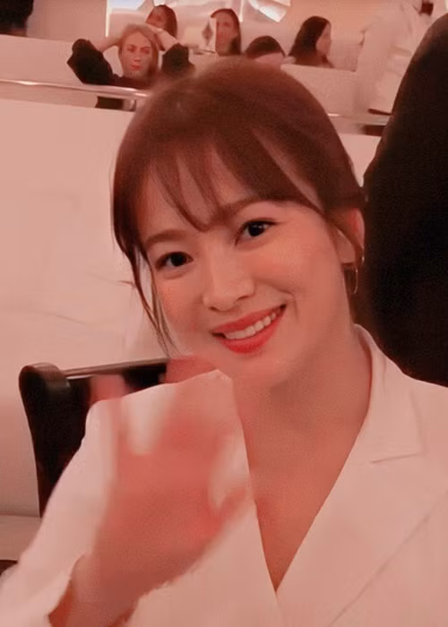 Những nếp nhăn quanh miệng của Song Hye Kyo lộ rõ. Ảnh: QQ