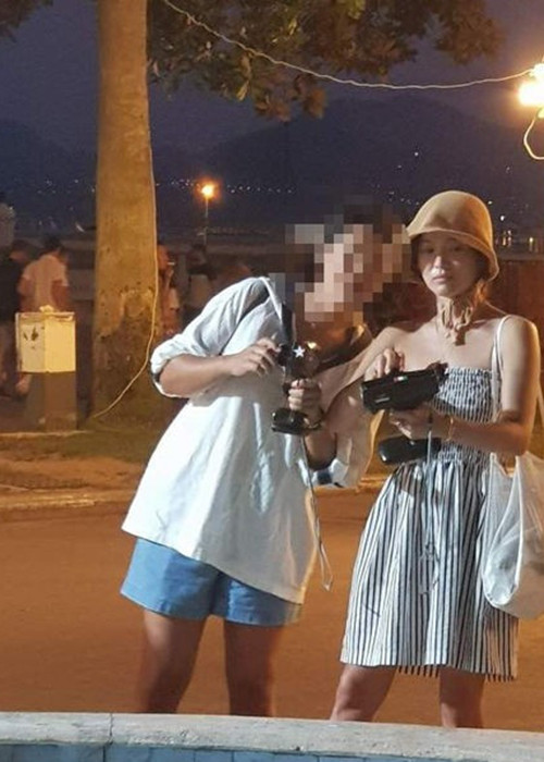 Cách đây không lâu, nữ diễn viên bị bắt gặp đi chơi cùng cô bạn thân ở chợ Cannes (Pháp). Ảnh: Công Lý