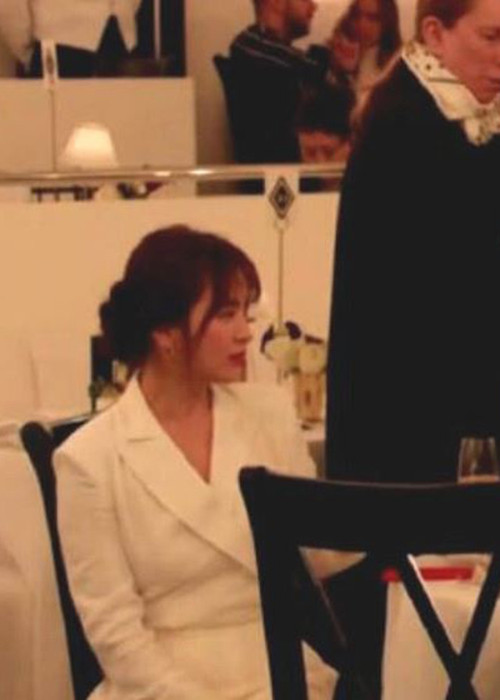 Song Hye Kyo cũng bị soi vòng hai kém thon gọn khi tham gia sự kiện. Ảnh: QQ