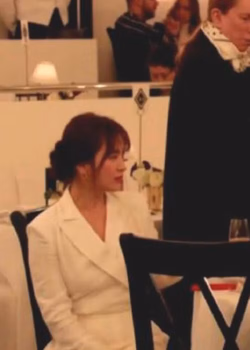 Song Hye Kyo cũng bị soi vòng hai kém thon gọn khi tham gia sự kiện. Ảnh: QQ