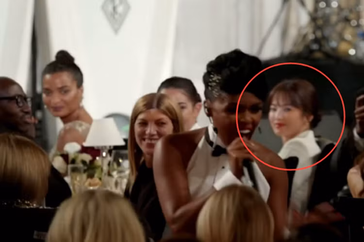 Tờ QQ của Trung Quốc đăng tải loạt ảnh Song Hye Kyo lộ gương mặt nhiều nếp nhăn, cằm đôi. Ảnh: QQ