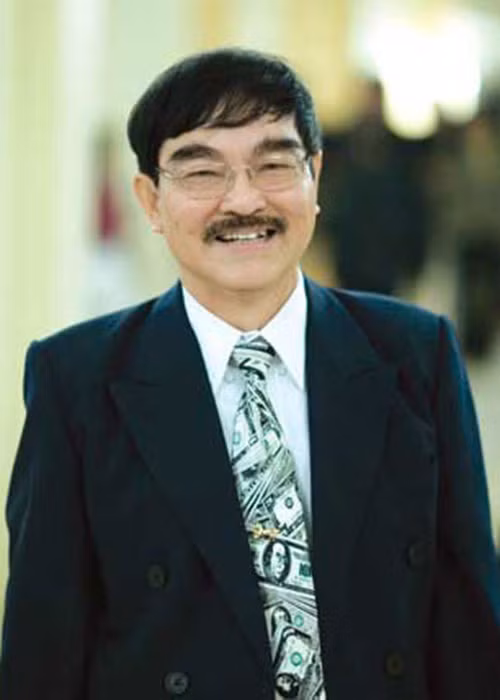 Trong lĩnh vực sân khấu, NSND Thế Anh cũng có nhiều vai diễn gây ấn tượng: bác sĩ Hải “Đôi mắt”, Rubakov “Chuông đồng hồ điện Kremlin”, gián điệp Đức Stavinsky Nila trong “Cô bé đánh trống trận”. Sinh thời, NSND Thế Anh luôn đau đáu với sự phát triển nền điện ảnh, nghệ thuật Việt Nam: "Tôi sinh ra để làm nghệ thuật và hạnh phúc vì mình có hàng trăm vai diễn trong đó có nhiều vai diễn đã để lại ấn tượng trong lòng khán giả. Không phải ai cũng có vinh dự đó. Nếu có kiếp sau, tôi cũng làm diễn viên, nếu cho tôi chọn lại tôi vẫn chọn làm diễn viên".