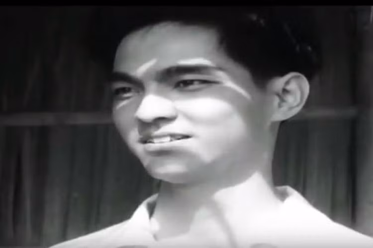 Năm 1966, ông lần đầu đóng phim điện ảnh khi tham gia bộ phim “Nổi gió”. Trong phim, nghệ sĩ Thế Anh đảm nhận vai chàng truy úy Phương đẹp trai, hào hoa. Đây là một trong hai vai diễn để đời của ông bên cạnh Ba Duy trong “Mối tình đầu”. Ảnh: Vietnamnet