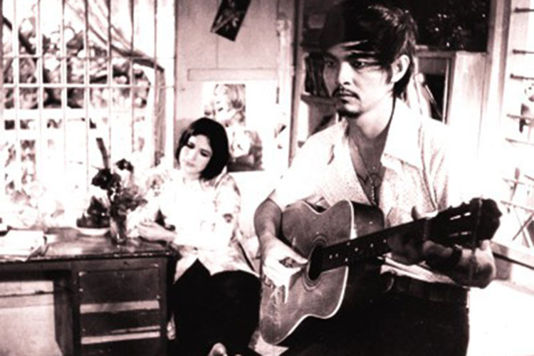 Khi đóng “Mối tình đầu”, nghệ sĩ Thế Anh đã gần 40 tuổi nhưng lại vào vai anh sinh viên 20 tuổi yếu đuối, nghiện ngập. Ngoài ra, là trai miền Bắc nhưng ông lại phải đóng bụi đời miền Nam. Tuy nhiên, khi nhập vai, ông đã xóa tan những nghi ngờ. Ảnh: Tiền Phong