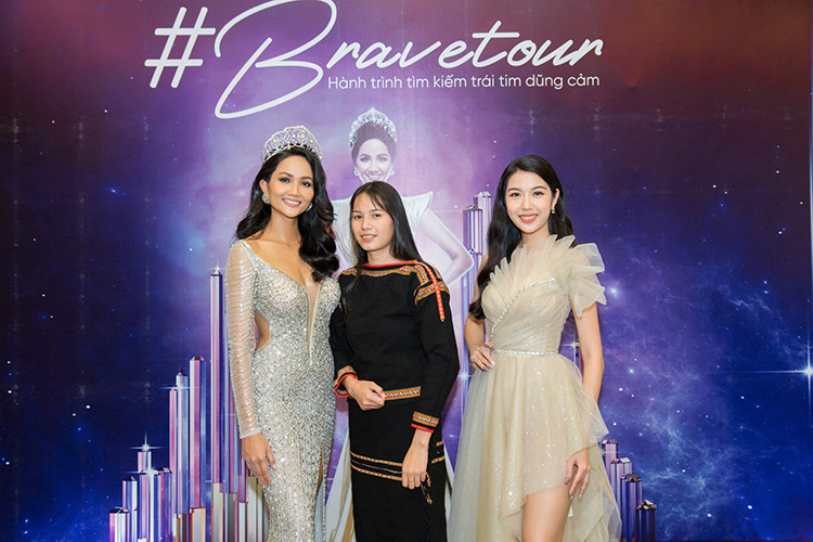 H'luăi Hwing còn được đương kim Hoa hậu Hoàn vũ Việt Nam H'hen Niê tặng đôi giày cao gót. Ảnh: BTC