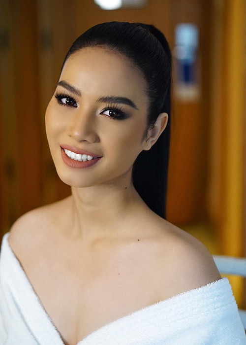 Cô gái dân tộc Ê-đê trang điểm sắc sảo thay vì vẻ mộc mạc trước cuộc thi. Ảnh: Saostar