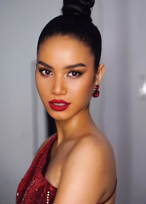 H'luăi Hwing gây chú ý bởi gương mặt có nhiều nét giống Hoa hậu Hoàn vũ Việt Nam 2015 Phạm Hương. Ảnh: Saostar