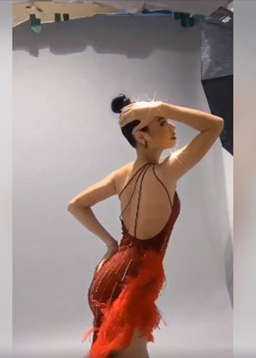 Bản sao của Phạm Hương mới đây gây bất ngờ khi diện trang phục gợi cảm, tạo dáng khá chuyên nghiệp ở hậu trường một buổi chụp ảnh.