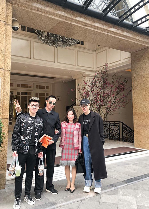 Đức Phúc giúp đỡ bố mẹ và nuôi em trai ăn học khi kiếm được tiền nhờ vào tài năng ca hát của mình.