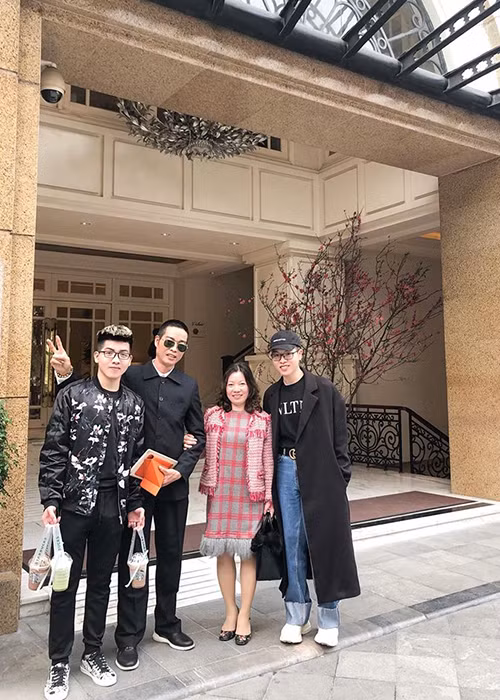 Đức Phúc giúp đỡ bố mẹ và nuôi em trai ăn học khi kiếm được tiền nhờ vào tài năng ca hát của mình.