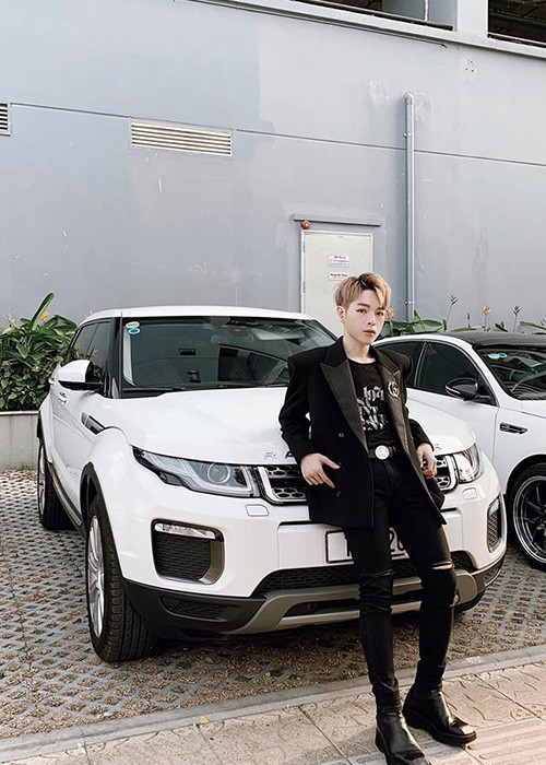 Trước khi Đức Phúc vào showbiz, gia đình của anh rất khó khăn. Bố mẹ từng bán nhà để trả nợ.