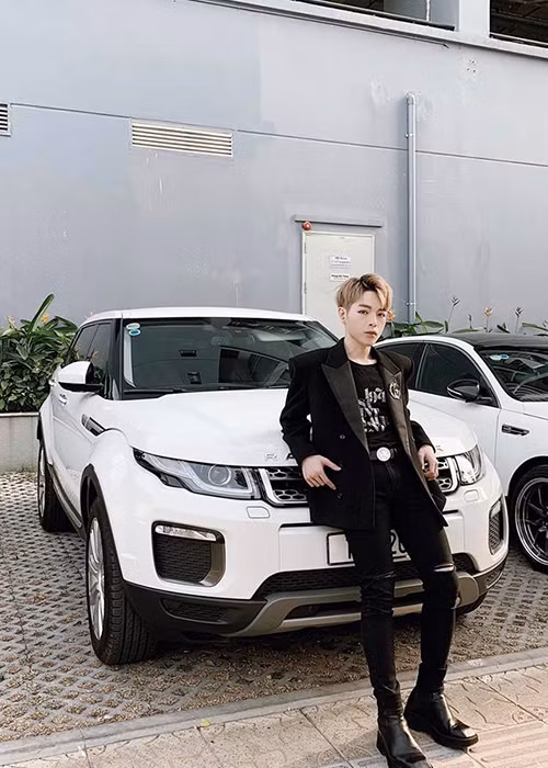 Trước khi Đức Phúc vào showbiz, gia đình của anh rất khó khăn. Bố mẹ từng bán nhà để trả nợ.